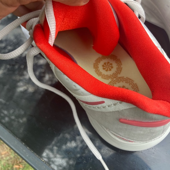 NWOB Authentic Nike Kyrie 8 light bone picante red - Picture 3 of 5